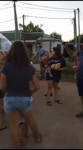#Santalucia👑✨ Cosa de “locos”, la entrega de regalos 🎁 por parte de reyes magos en barrios de Santa Lucía. Vieja tradición con más de 24 años llevando sonrisas en previa de reyes, por diferentes barrios de Santa Lucía, y anoche no fue la excepción. Melchor, Gaspar y Baltazar estuvieron entregando regalos a niños y niñas de nuestra ciudad. Saludos para todos los vecinos que siguen con esta tradición, impulsada por Muñeca Ferreira, “Loco” Francia y muchos más. | 90.1 Fm Ideal
