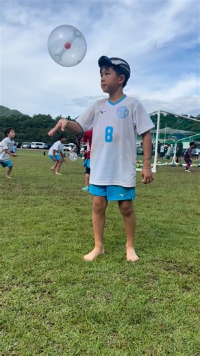 「芯を捉えるとボールはどう動くのか？」 「芯を外すとボールはどう動くのか？」 「手」を通して、その物理法則の原理原則を学ぶ。 #ボールの芯 #ボールの重心 #科学 #物理 #重力 #サッカー #ボール遊び #球技 #運動 #サッカー練習 #重心 #リフティング | hinomarc.