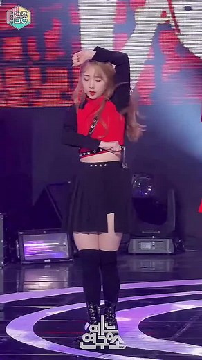 YeoJin Fancam: LOONA's Captivating Performance
