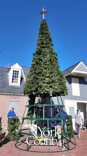 Our amazing crews have been busy decking the waterfront with holiday magic! 🎄❤️ Thank you to Public Works, York County Parks and Recreation and York County Economic & Tourism Development for setting up the Christmas tree. See it shine at the Tree Lighting Ceremony – Dec. 5 at 7 p.m.! Visit Yorktown | York County, Virginia
