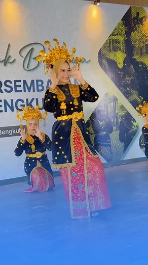 Tari Persembahan bukan hanya indah dipandang, tetapi juga sarat makna, melambangkan penghormatan, kesantunan, dan ketulusan dalam menyambut tamu. Nilai-nilai luhur inilah yang harus terus dijiwai oleh para penari dan diwariskan kepada generasi muda. Tari persembahan ada beragam. Kali ini yg dipelajari adalah tari persembahan kota Bengkulu. Kegiatan ini berlangsung di gedung Taman Budaya. Peserta dari berbagai sanggar seni di Kota Bengkulu. Materi mengenai Tari Persembahan disampaikan langsung ol