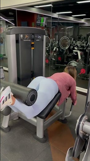 Curl femoral acostada en máquina