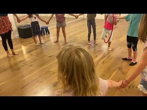 Sans lâcher les mains - Jeu de mouvement pour enfants avec cerceau