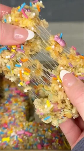 Viral peeps rice krispies recipe 🩷💛🩵 #recipe #peeps #marshmallow #dessert #easydessert #shorts