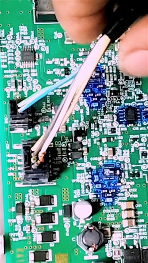 Step-by-Step Guide to Removing a Socket from a Lamp Module #LampModule #SocketGuide #ElectricalTips #AutoElectronics #DIYRepair | Tenn Pare