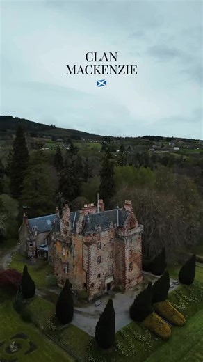 CASTLE LEOD 🏴󠁧󠁢󠁳󠁣󠁴󠁿 Castle Leod, the Seat of Clan Mackenzie, is one of the best-preserved historic castles in the Scottish Highlands. Today, it is home to Clan Chief, John Mackenzie, 5th Earl of Cromartie, whose family has lived here for over 500 years. Recognised as the real-life inspiration for Outlander’s Castle Leoch, it continues to captivate with its rich history and timeless allure. Nestled near the Victorian spa town of Strathpeffer, Castle Leod stands majestically against the bac