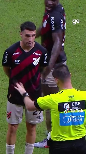 O árbitro apitou pênalti de Luiz Gustavo em Everaldo, mas após consultar o VAR, reverteu a marcação e ainda deu cartão amarelo por simulação para o atacante do Bahia. #Futebol #Brasileirão #Bahia #AthleticoPR