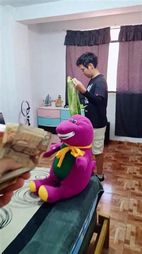 Golpeando a Barney por dinero. Quien no lo hubiera hecho? @Vale de KoreanBros #humor #KoreanBros #hermanos #Barney #Bullying