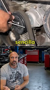 ¿Necesitas cambiar la banda del motor o la correa de accesorios? En este video te muestro el método más fácil paso a paso, centrándome en cómo bloquear el tensor para que la banda vieja salga sin fuerza y la nueva entre sin batallar. Ahorra dinero y hazlo tú mismo. #shorts #mecanica #reelsvideoシ #taller #videoviralシ | Taller Mecánico Diésel y Gasolina "Mecunis"