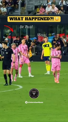 Sequence: Messi carries from deep, gets clipped, ref waves play; De Paul erupts, Messi gestures “how’s that not a foul?”. What happened in your view — missed foul or correct decision? Comment below; link in bio. #intermiamibuzz #messiintermiami #InterMiami #NashvilleSC #RefTalk #MLS #Miami #MessiHighlights #soccer | Inter Miami Buzz