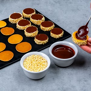 622K views · 4K reactions | Dessert come nei grandi ristoranti, con mini pancake in padella Ingredienti: per il piano di lavoro: uova - 2 pz zucchero - 75 g zucchero vanigliato - 7 g lievito in polvere - 4 g latte - 100 ml farina - 120 g per la decorazione: panna - 150 ml nocciole - 100 g cioccolato fuso - 50 ml | Saporito.tv | Facebook