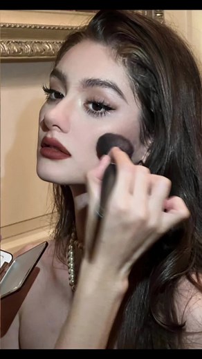 #makeup #makeuptutorial #beauty #italianstyle Three steps to learn the Italian makeup. The Italian lady from the movie is coming towards you slowly.