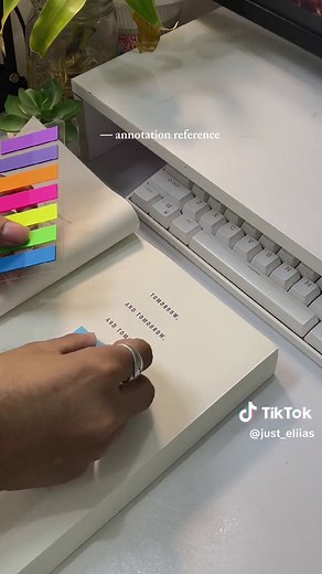 reading while reading 🌧️ #booktok #books #reading #roominspo #dailyvlog #dayinmylife #aesthetic #reading