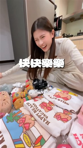 庭柔 on Instagram: "天哪～是Kitty ≽^• ˕ • ྀི≼ 有看到我眼睛在發光嗎🤣🤣🤣🤣 Kitty獵人出動！ 這次在 @robinmay_tw 收集了黑色好滿足啊～🥹 包包有夠好看內裏也是滿滿的kitty Kitty粉必須擁有！！！！ 黑灰kitty系列滿3000還送限量髮夾唷！！！ #ROBINMAY #RMxHelloKitty #withROBINMAY"