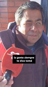 Conocé la historia de Arturo Arturo es de Pico Truncado y su señora de Las Heras. Ambos llegaron hace cinco años a Río Gallegos y comenzaron un emprendimiento de pan y tortillas con chicharrón. Ellos suelen estar en el Carrefour del centro, en la Anónima de Liniers y en la esquina de Kirchner y Vélez Sarsfield, justo al lado del kiosco 24hs. Hoy Arturo nos comentó sobre su vida, cómo llegó a la ciudad y su motivación para el trabajo, el trato de los vecinos y cómo lleva su proyecto adelante. Est