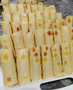 Fruit cocktail pie recipe na pangmasang templada For crust dough ✅ 500g All purpose flour 1 tsp yeast 1/2 tsp iodized salt 1/4 cup light brown sugar 1 cup water 1/2 Cup margarine For fruit filling✅ 2¹/2 cup white sugar (500g) 3 cups corn starch (300g) 1/2 tsp iodized salt 1/2 tbsp vanilla 1/2 cup powdered milk 3 cups evaporated milk 4 cups water 2 Cups fruit cocktail Bake 190°c for 35 to 40 minutes Thank you for watching Happy baking ❤️ #indayjonnatinapay #pangnegosyorecipe #bakeryrecipe #fruitc