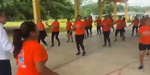 28K views · 405 reactions | #GatoVideoComicoMusical El paso de la M3tr4ll3t4, el Presidente Municipal de Paraiso preparandose para el desfile del 20 de Noviembre來來來來來來 La vida dijo Tello藍 No tengo los derechos de la musica | El Gato Gordo | Facebook