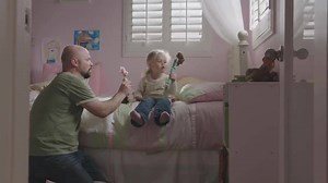 啟發"醫生"的"病人"－ 在角色扮演遊戲的過程中，爸爸以Barbie模仿病人對醫生的談話，讓扮演醫生的小女兒發揮豐富想像來回應。雖然父女之間玩著角色扮演遊戲，但其實也正在提高孩子的創造力，還可鼓勵女兒：要相信，自己的能力和想像一樣有著無限可能性。 父親們與Barbie陪伴女兒的片段： https://goo.gl/CdQsRQ #DadsWhoPlayBarbie | Barbie