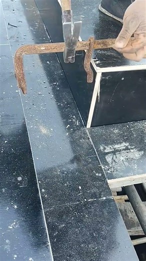 Clever use of hooks and loops, skillfully securing beams and sashes: Copied