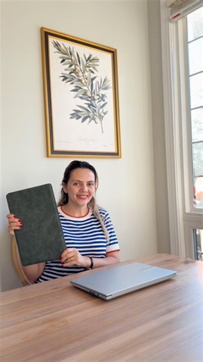 @joyfulfamusa on Instagram: "Working on a single screen used to slow me down… until I upgraded my setup 👀💻 This portable screen extender makes multitasking so much easier — whether I’m editing, researching, answering emails, or working on the go. One extra screen really does change everything. What I love most: • Dual / triple screen setup that boosts productivity • Lightweight, slim, and super easy to carry anywhere • Adjustable kickstand, fits different laptop sizes (opens up to 180°) • Bigg