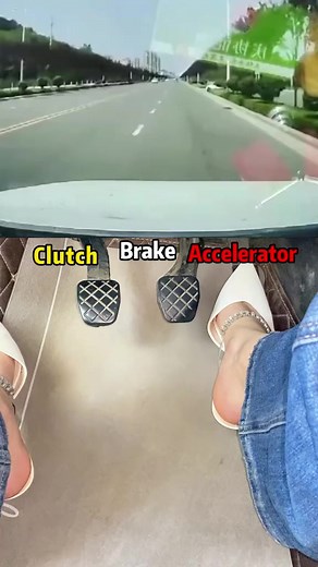 1.8M views · 5.6K reactions | Braking correctly can save you from a traffic accident!#driving #tips #howto #manual #skills #car | Dongcheshijie | Facebook