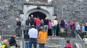 634K views · 10K reactions | There were emotional scenes at the funeral of a mother and her two children shot dead at home. Crowds flooded into the Co Clare village of Barefield for the funeral of Vanessa Whyte, 45, and her children James Rutledge, 14, and Sara Rutledge, 13, who died in a shooting at their home last week. Ar dheis Dé go raibh a n-anamacha  | Irish Daily Mirror | Facebook