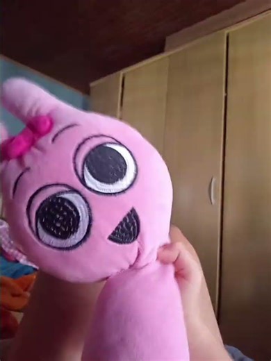 hello my nome is suzie meme (com:sprunki pinki) @NoahDolar