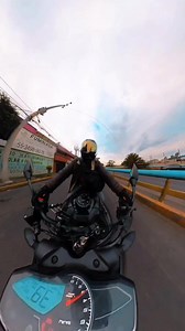 36K views · 2.8K reactions | Cosas que uno ve recorriendo la CDMX en moto. Mi mejor consejo para comenzar el nuevo año es: Maneja siempre como si te estuviera viendo tu jefecita. Nos esperan en casa bien camino, herman@ #motosyaventuras #motovlogs #N250 #motos #bikers | Bravía | Facebook