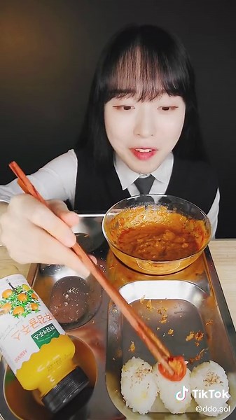 오늘의 급식: 카레와 돈가스 조합 🤟🏻