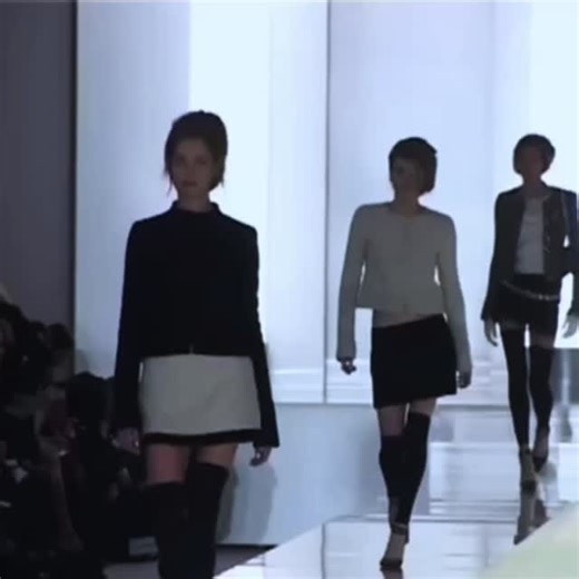 Model for Catwalk on Instagram: "Chanel FW'03❤️‍🔥 #modeling #models #model #runway #supermodels #supermodel #fashionshow #fashion #moda #highfashion #catwalk #supermodels #horsewalk #fashion #nataliavodianova #chanel"