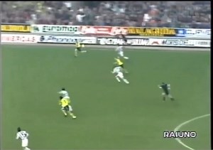 Accadde Oggi, 4 aprile 1995 Juventus - Borussia Dortmund 2-2 (8’ Reuter, 27’ R. Baggio, 71’ Moller, 88’ Kohler), andata della semifinale di Coppa Uefa Peruzzi; Ferrara, Kohler, Carrera, Torricelli; Deschamps, P. Sousa, Marocchi (74’ Del Piero); R. Baggio; Ravanelli, Vialli (80’ Di Livio). All. Marcello Lippi BORUSSIA DORTMUND: Klos; Kree, Sammer, Julio Cesar (84’ Kurz); Reuter (68’ Tanko), Freund, Zorc, Moller, Reinhardt; Ricken, Riedle. All. Ottmar Hitzfeld Espulso Torricelli al 90’ #juve #juve