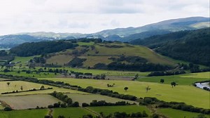 A rare piece of Machynlleth history ✨ Once the Manorial Court House, this Grade II* listed, cruck-framed medieval hall house is full of character and story. Known as The Court House / Owain Pugh’s Cottage, it features timber beams, a 1628 gable inscription, and an incredible 17th-century plaster overmantel — a true architectural treasure. At the rear are two beautifully converted Grade II listed barns: 🏡 The Hovel — a cosy one-bedroom retreat with vaulted ceilings and exposed beams. 🏡 The Retr