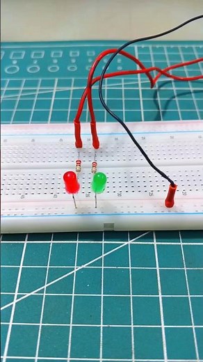🔴🟢 Arduino UNO LED Blink Project | Red & Green LED⚡ #arduino #diy #electronics #shorts