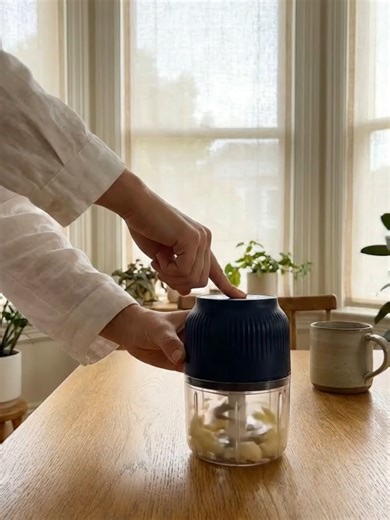 Make meal prep quick and easy with this electric mini portable garlic chopper—cordless, perfect for garlic, onions, ginger, chili, fruits, and even meat 🧄✨ #KitchenGadgets #FoodPrep#TikTokMadeBuyIt #tiktokshop #DealDrops