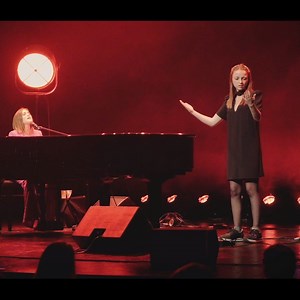 112K views · 2.7K reactions | Magnifique souvenir que ce duo avec Gwenaelle que j'ai eu la chance de rencontrer à Cap48. Elle est venue me rejoindre sur scène pour interprèter "Quand on n'a que l'amour" en langue des signes au Théâtre de Namur. | Typh Barrow | Facebook
