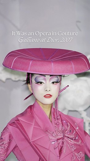 John Galliano’s Spring 2007 Haute Couture show marked his 10-year anniversary at Dior and he turned the runway into an opera stage. Inspired by Puccini’s Madame Butterfly, the collection moved like a three-act story: from raw linen and straw to hand-painted silks, from geisha silhouettes to origami couture, and finally the unforgettable white finale worn by Shalom Harlow. A masterclass in fashion as theatre, and one of Galliano’s most emotional collections for the house. 🦋🦋🦋 #diorbyjihngallia