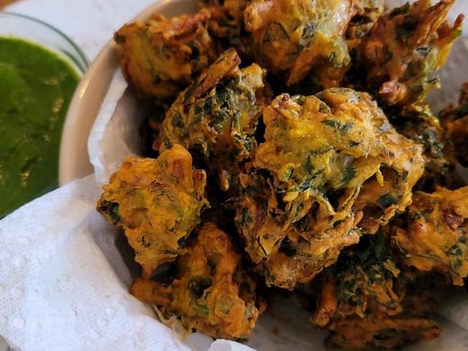 Onion and Spinach Pakora with Cilantro Chutney