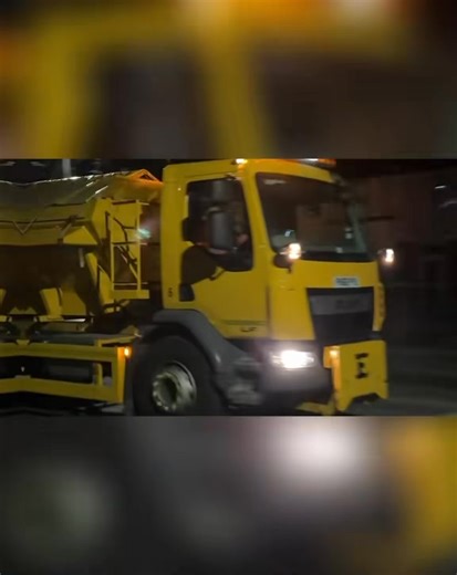 The gritter is out again tonight in #Formby as temperatures drop. It’s currently 2°C, but with easterly winds at 11mph the wind chill makes it feel closer to -4°C ❄️ Another cold one ahead, so please take care on the roads and pavements and allow a little extra time for your journeys. Stay warm, Formby. | Formby Bubble