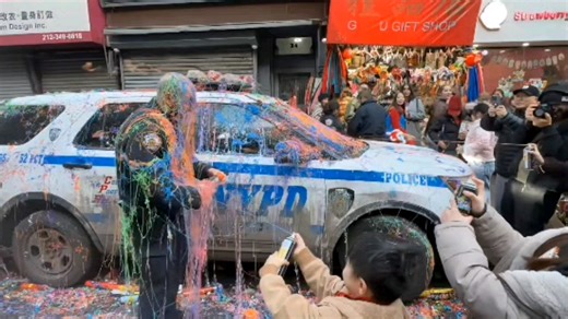 打不过就加入！纽约警察最无力的一集 被满街的新春快乐包围，只能放下对讲机和大家一起喷彩条啦！