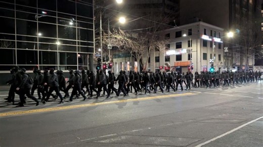 新纳粹分子在墨尔本中央商务区游行，示威者持“白人奋起反击”的标语牌，现场画面曝光_腾讯新闻