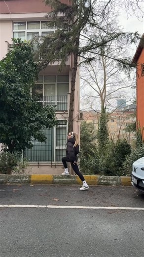 Dila Albayrak on Instagram: "Hep acelesi olan biri olarak böyle şeylere denk gelmek inanılmaz mutlu ediyor 🤍 URBAN Care kuru şampuan ile saçlarım 1 dakikada tazelenmiş ve hacimli! @urbancaretr #işbirliği"