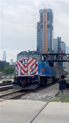 Rip metra 520s old horn! #railfan #railroad #railway #metra #horns #downtown #chicago #illinois
