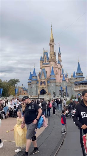 Afternoon Disney walk #disney #disneyworld #magickingdom #castle #cinderella #walking #mainstreet