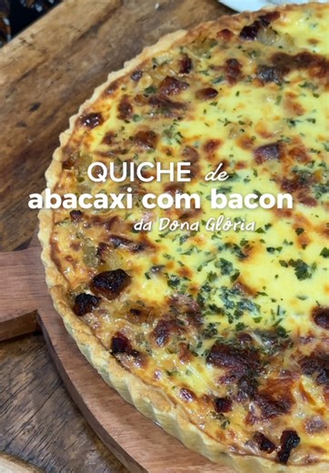 Dica de Quiche pra sair do óbvio - Quiche de abacaxi com bacon! Doce e salgado se encontram do jeito mais inesperado. Nossa quiche de abacaxi com bacon é daquelas que surpreendem logo na primeira mordida. Fala aí… Mainha não arrasou?! 🥰 INGREDIENTES 1 xícara de açúcar 180ml 1 abacaxi cortado em pedaços 200 g de bacon em cubos já frito Salsa picada a gosto 1 caixa e meia de creme de leite 100 ml de leite 15 g de queijo parmesão 3 gemas de ovo 2 colheres de sopa de queijo mussarela 2 colheres de 