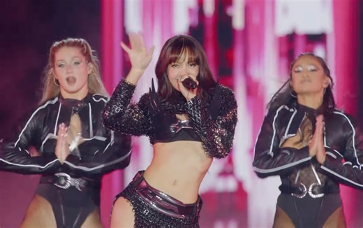 超燃开场丨LISA2024维密大秀表演热单《Rockstar》