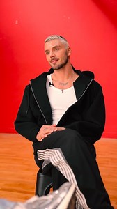 « Rencontre avec » Jonathan Jenvrin Danseur, chorégraphe, il est le nouveau professeur de danse de la Star Academy et j’ai eu l’opportunité de le suivre lors d’une journée de répétition. Pour en savoir plus sur lui et sur son rôle au sein de ce programme iconique, vous pouvez retrouver l’intégralité de cette interview sur YouTube et Spotify (lien dans ma bio Instagram). 🎥 Lorenzo Carugati | Julien Chapero