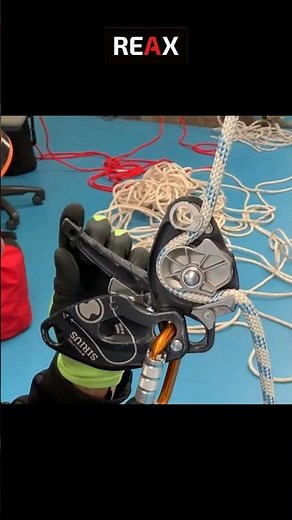 Demonstration of rope path through Skylotec Sirius Descender