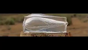 Cette simulation permet de tester les munitions ! Le gel balistique détient des caractéristiques similaires au corps humain quant à la texture, la conductivité électrique et la résistance au choc. Il est composé de pectine et de gélatine en poudre, ainsi que d'eau ! :) | Sciences étonnantes