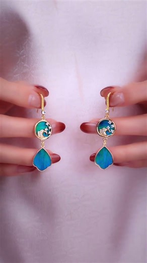 Who understands?! This peacock color scheme is totally my style! #JewelryMaking