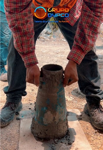 Prueba de revenimiento del concreto paso a paso directamente en el campo de la obra. #construccion #obracivil #concreto #pruebaderevenimiento #calculoestructural